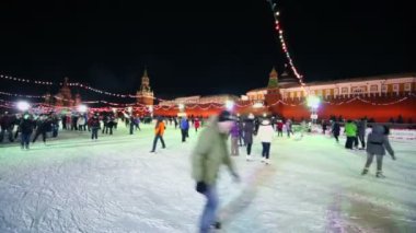 İnsanlarla paten üzerinde yolculuk