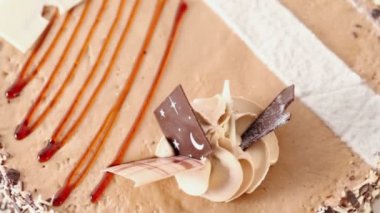 Yuvarlak kek çikolata süslemeleri ile