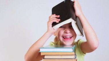 Kafasında kitapla küçük kız
