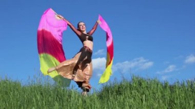 Kadın rhipidiums ve peçe ile atlar