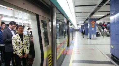 Metro istasyonu platformu