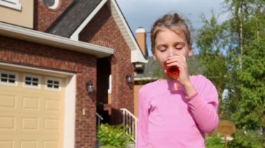 küçük kız meyve suyu içecekler