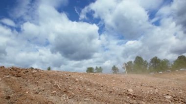 Bisikletçileri tepeden binmek