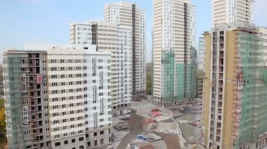 İşçiler ve yapı malzemeleri inşaat sahasında