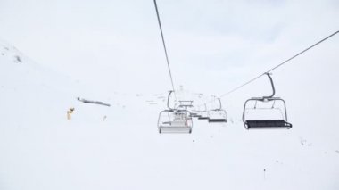 Telesiyej kabin yukarı ve aşağı hareket