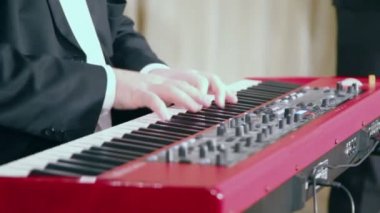 Müzisyen dijital piyano çalıyor