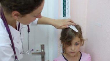 Küçük kız doktor önlemler büyüme