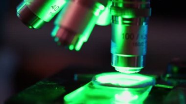 Mikroskop aşağı yukarı hareket eder