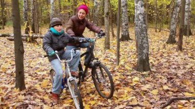 Anne oğlu ile oturup bisiklet üzerinde