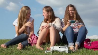 Üç kız müzik dinlemek ve şarkı