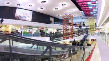 İnsanlar Gagarinsky alışveriş merkezinde yürüyen merdiven üzerinde hareket