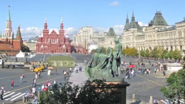 Turisti a piedi attraverso Piazza Rossa — Video Stock