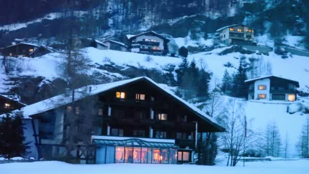 Malý dřevěný hostinec v lyžařském středisku — Stock video