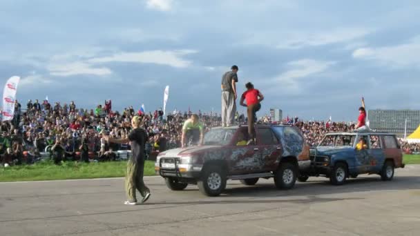 Stuntmän visar stunt på bilar — Stockvideo