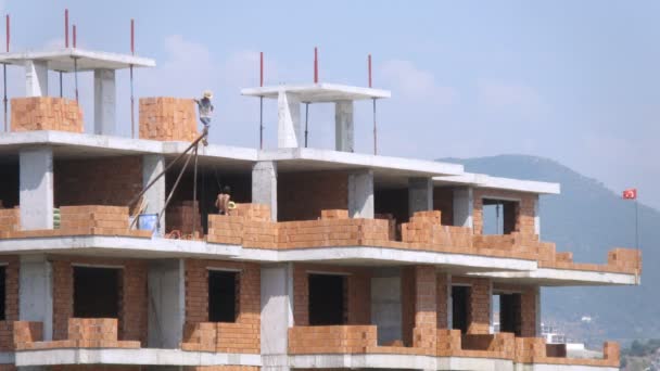 Robotnicy konstruują balkony — Wideo stockowe