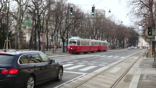 Tranvía y coches comienzan a moverse — Vídeos de Stock