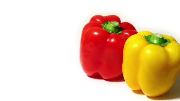 Červené a žluté papriky — Stock video