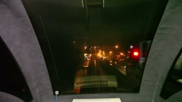 Монорельсовый поезд в ночном городе — стоковое видео