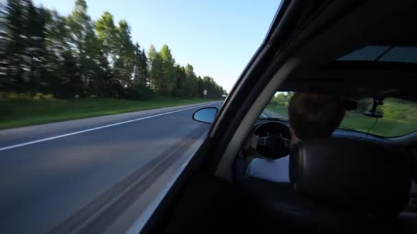 Homme conduit voiture — Video