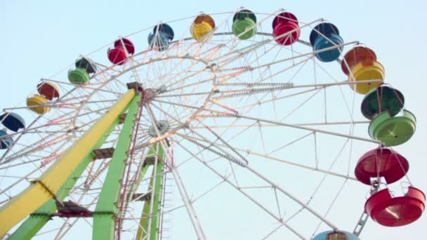 Cabins on circling ferris wheel — Stock Video