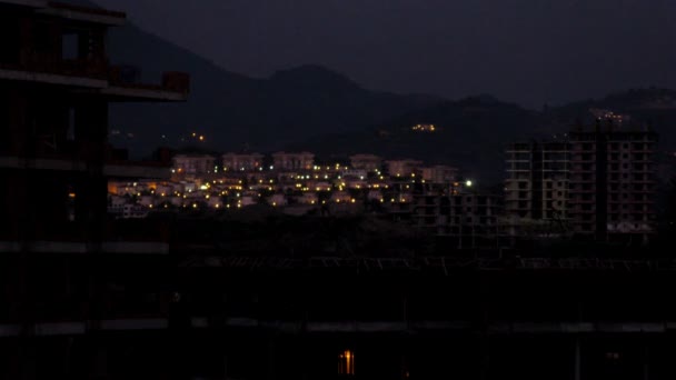 Silhouettes de nouveaux bâtiments la nuit 