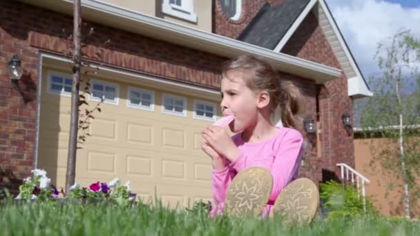 小さな女の子がアイスクリームを食べる — ストック動画