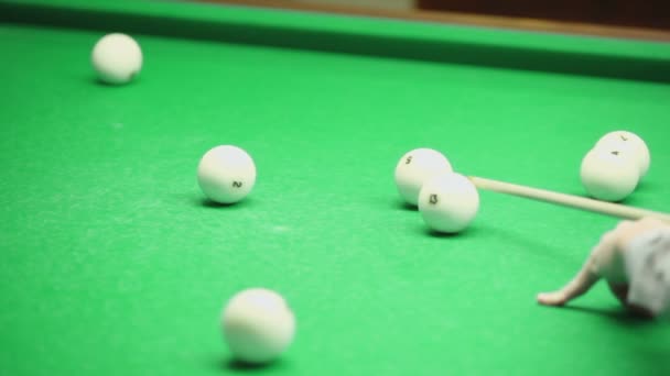 Oyuncu cepler bilardo topu — Stok video