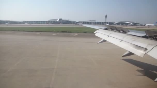Vliegtuig landt op luchthaven — Stockvideo
