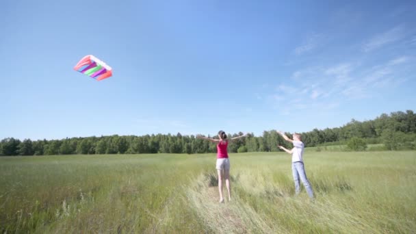 Jongen en meisje met kite — Stockvideo