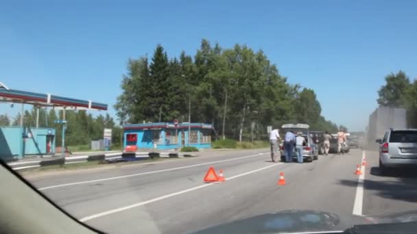 Accidente de coche en carretera — Vídeos de Stock