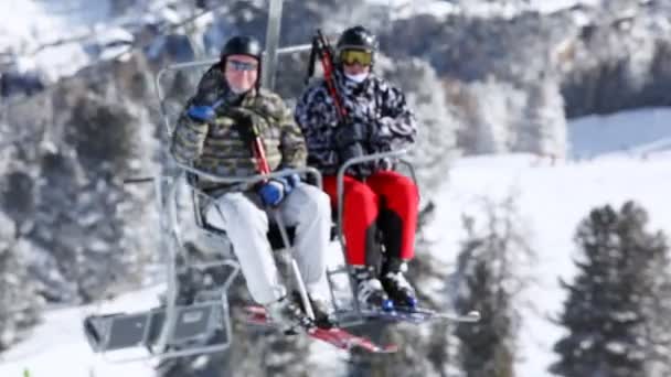 Två skidåkare ökning av chairlift — Stockvideo