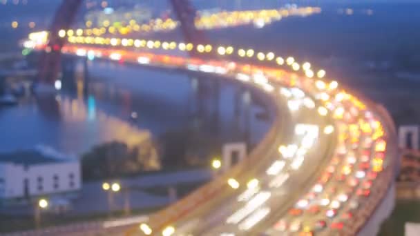 Puente con el tráfico de coches sobre el río — Vídeos de Stock