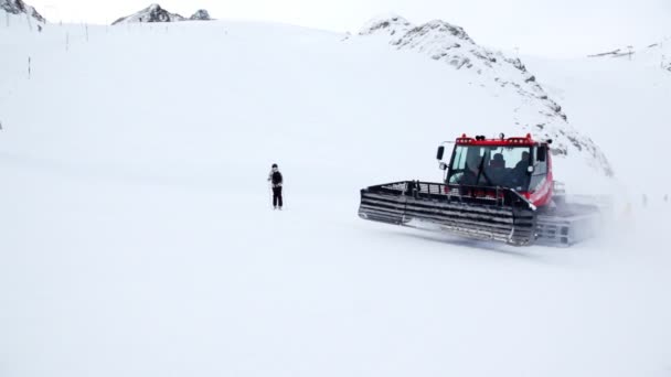 Macchina di rimozione della neve pulisce la neve — Video Stock