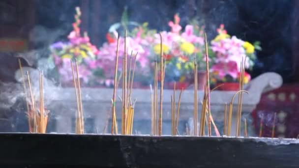 Hořící oltář chrámu kadidlo — Stock video