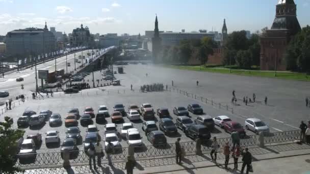 Samochody stoją w pobliżu Big Moskvoretsky Bridge — Wideo stockowe