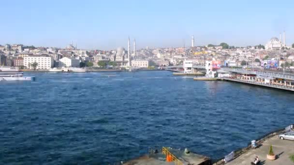 Schiffe schwimmen im goldenen Horn der Bucht — Stockvideo