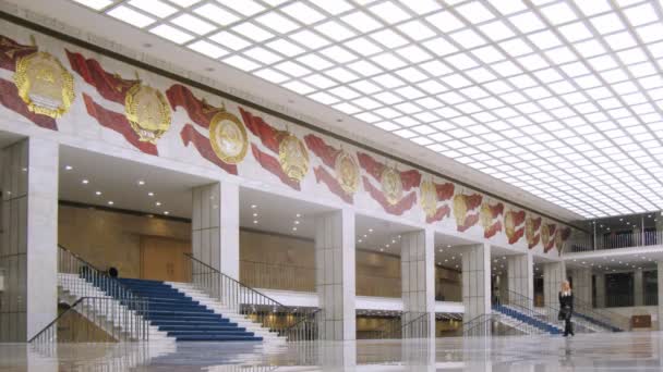 Persone che camminano all'interno del palazzo statale del Cremlino — Video Stock