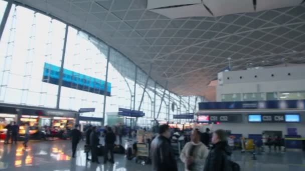 Menschen am Flughafen von Urumchi — Stockvideo