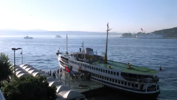 La gente se va y entra en la nave. — Vídeo de stock