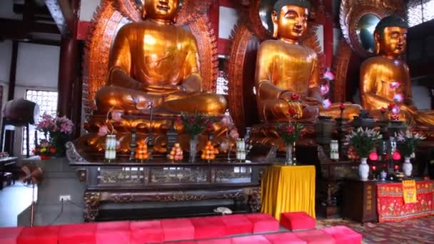 Три статуи Золотого Будды — стоковое видео