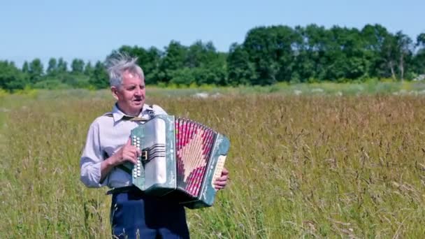 Дідусь грає на акордеоні — стокове відео