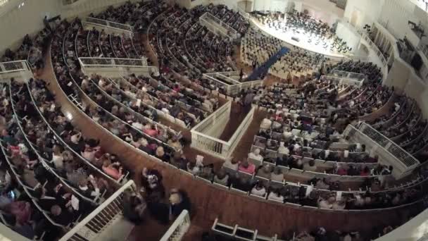 Ludzie słuchają na koncert muzyki klasycznej — Wideo stockowe