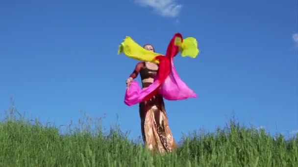 Kadını dansları rhipidiums ve peçe ile — Stok video