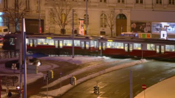 Trams rijden in de buurt van kruispunt met verkeer — Stockvideo