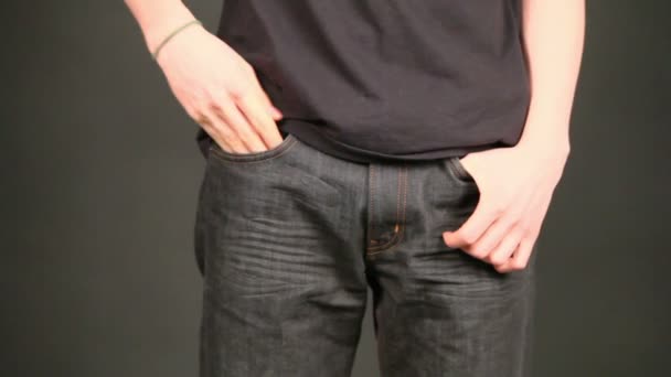 Garçon se tient en jeans — Video