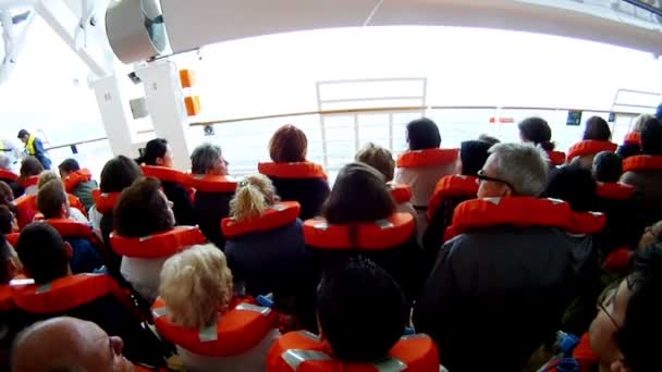 Crowd of people go on liner deck — Stock Video