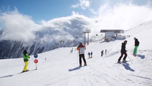 Skiers stand near ropeway station — Stock Video