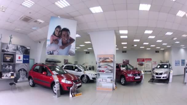 Suzuki stojí v autosalonu — Stock video