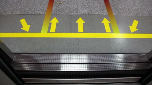 U-Bahn-Bahnsteig mit gelben Pfeilen — Stockvideo