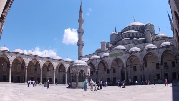 People in courtyard of Sultan Ahmet Mosque — Stock Video